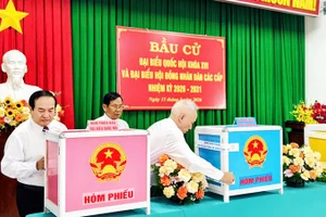 Người dân phường Quy Nhơn Nam, tỉnh Gia Lai trực tiếp đi bỏ phiếu, thể hiện quyền và nghĩa vụ công dân.