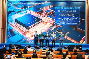 Trao chứng nhận cho các đơn vị đồng hành tại Lễ ra mắt Trung tâm Đổi mới sáng tạo Hà Nội.