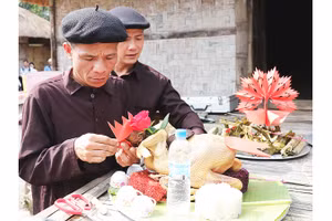 Chu đáo chuẩn bị lễ vật.