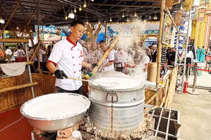 Tráng bánh phở tại Festival Phở 2026. 