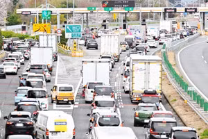 Nhật Bản khuyến khích sử dụng xe tiết kiệm nhiên liệu. Ảnh: ASAHI SHIMBUN