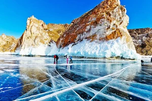 Du khách tham quan núi Shamanka trên hồ Baikal. Ảnh: TRIP.COM