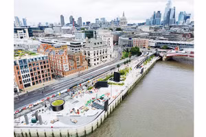 Không gian công cộng mới mang tên Joseph William Bazalgette bên sông Thames. Ảnh: THE GUARDIAN