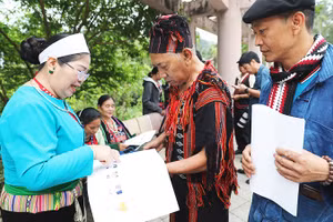 Bà con các dân tộc thiểu số tại Làng Văn hóa, Du lịch các Dân tộc Việt Nam tìm hiểu thông tin về các đại biểu.