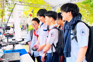 Bạn trẻ hào hứng tham gia các hoạt động trải nghiệm tại không gian "Công nghệ - Sáng tạo" của Youth Fest 2026.