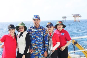 Chị Nguyễn Thị Thùy Dương (thứ hai từ phải sang) thăm nhà giàn.