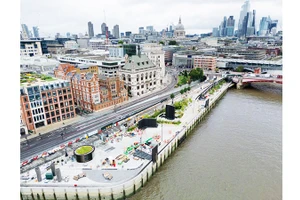 Không gian công cộng mới mang tên Joseph William Bazalgette bên sông Thames. Ảnh: THE GUARDIAN