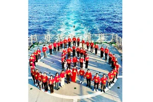 Chị Lê Thương tham gia Chuyến tàu Đại đoàn kết thăm quân, dân Trường Sa năm 2025.