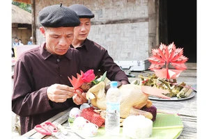 Chu đáo chuẩn bị lễ vật.