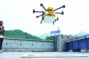 Drone thực hiện nhiệm vụ giao thức ăn tại Trung Quốc. Ảnh: AP 