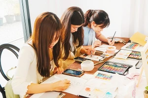 Các họa sĩ vẽ chân dung khách tham dự đám cưới.