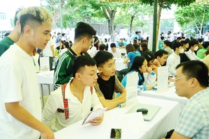 Lao động trẻ tìm việc làm tại phiên giao dịch lưu động do Trung tâm giới thiệu việc làm tổ chức. Ảnh: NAM HẢI