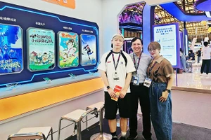 Nguyễn Thu Trang tham quan triển lãm quốc tế để tìm hiểu quy trình làm phim, lồng tiếng cho phim.