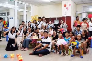 Anh Nguyễn Đăng Hòa (người ngồi trên cùng) và thành viên CLB tổ chức sinh nhật cho các bệnh nhi.