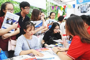 Học sinh tìm hiểu thông tin tuyển sinh tại các trường. Ảnh: NAM HẢI