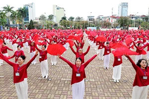 Người cao tuổi Hà Nội lập kỷ lục múa quạt