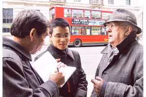 Nhà báo Văn Bắc (ngoài cùng, bên trái) trong một chuyến công tác tại Vương quốc Anh.