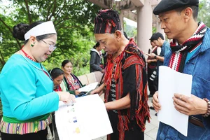 Bà con các dân tộc thiểu số tại Làng Văn hóa, Du lịch các Dân tộc Việt Nam tìm hiểu thông tin về các đại biểu.