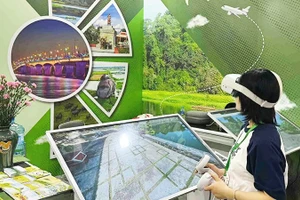 Công nghệ thực tế ảo cho phép du khách trải nghiệm các địa điểm du lịch một cách sống động, chân thực mà không cần di chuyển. Ảnh: SONG ANH