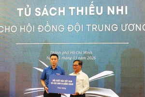 Tặng sách cho Hội đồng Đội Trung ương