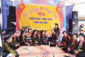 Tái hiện hình thức hát canh quan họ tại hội làng Ngang Nội.