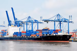 Các doanh nghiệp cần chủ động xây dựng các biện pháp phòng ngừa rủi ro khi ký hợp đồng vận chuyển. Ảnh: NAM NGUYỄN