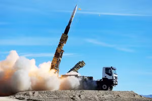 Một bệ phóng tên lửa của Iran được kích hoạt nhằm vào Israel. Ảnh: SHUTTERSTOCK