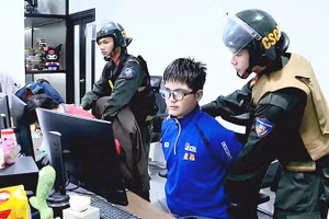 Cảnh sát đột kích vào trụ sở Xôi lạc TV. Ảnh: NGUYỄN HẢI