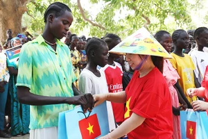 Đại diện BVDC 2.7 trao quà cho người dân địa phương. Ảnh: BVDC2.7