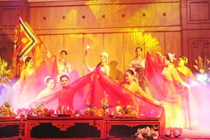 Việc sân khấu hóa các nghi lễ truyền thống cần được thực hiện nghiêm cẩn, tôn trọng các giá trị đặc sắc của di sản. Ảnh: TÚ NHI