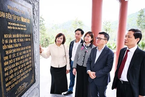 Cán bộ, phóng viên Báo Nhân Dân thăm địa điểm di tích nơi Ban Biên tập Báo làm việc từ tháng 9/1953 đến tháng 7/1954 tại Tuyên Quang.