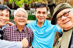 Nhà nghiên cứu, nhà thơ, nhà báo Lê Minh Quốc (thứ hai, bên phải sang) luôn gắn bó với bạn bè.