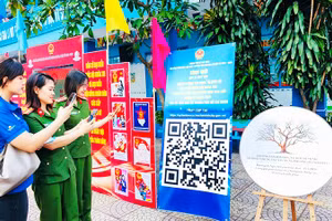 Ứng dụng công nghệ số trong công tác bầu cử tại phường Tân Sơn Hòa (Thành phố Hồ Chí Minh). Ảnh: VƯƠNG LÊ