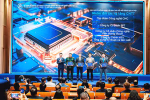 Trao chứng nhận cho các đơn vị đồng hành tại Lễ ra mắt Trung tâm Đổi mới sáng tạo Hà Nội.