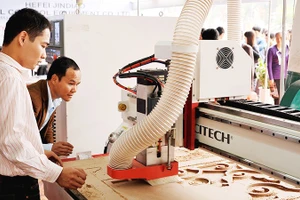 Nhiều doanh nghiệp ngành gỗ và mỹ nghệ đã mạnh dạn đầu tư lớn cho công nghệ và máy móc phụ trợ. Ảnh: NAM ANH