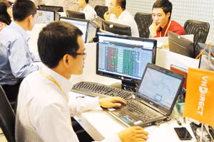 Tiếp tục phát triển thị trường chứng khoán và trái phiếu để trở thành kênh cung cấp vốn trung và dài hạn quan trọng cho nền kinh tế. Ảnh: NAM HẢI