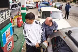 Việc Mỹ siết chặt cấm vận khiến nguồn cung nhiên liệu trở nên khan hiếm tại Cuba. Ảnh: AP