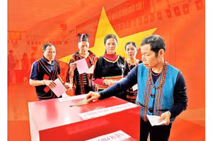 Đồng bào các dân tộc Việt Nam gửi trọn niềm tin trong lá phiếu. Ảnh: KHIẾU MINH