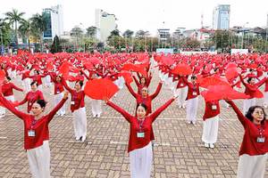 Người cao tuổi Hà Nội lập kỷ lục múa quạt