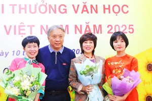 Nhà thơ Hoàng Thụy Anh (bên trái) trong lễ trao giải thưởng Hội nhà văn Việt Nam.