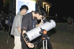 Ngắm sao tại Trung tâm Khám phá Khoa học Quy Nhơn là trải nghiệm được nhiều du khách ưa thích. 