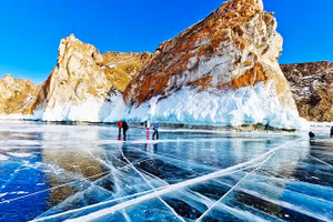 Du khách tham quan núi Shamanka trên hồ Baikal. Ảnh: TRIP.COM