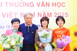Nhà thơ Hoàng Thụy Anh (bên trái) trong lễ trao giải thưởng Hội nhà văn Việt Nam.