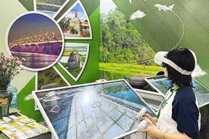 Công nghệ thực tế ảo cho phép du khách trải nghiệm các địa điểm du lịch một cách sống động, chân thực mà không cần di chuyển. Ảnh: SONG ANH