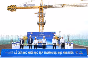 Trường đại học Văn Hiến đã tiến hành cất nóc Khối đào tạo học tập thực hành HEC2. Công trình hiện đại, quy mô này sẽ được đưa vào hoạt động từ năm học 2026-2027. (Ảnh: Trường đại học Văn Hiến)