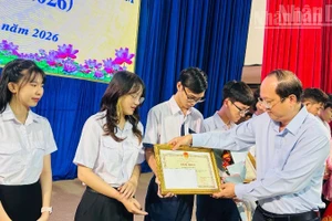 Đồng chí Nguyễn Hồ Hải, Bí thư Tỉnh ủy Cà Mau trao bằng khen của Ủy ban nhân dân tỉnh tặng các sinh viên có thành tích xuất sắc. (Ảnh: TRỌNG DUY)