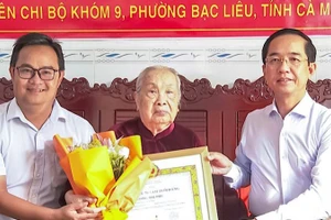 Đồng chí Hồ Thanh Thủy, Phó Bí thư Tỉnh ủy, Chủ tịch Ủy ban Mặt trận Tổ quốc Việt Nam tỉnh Cà Mau (bên phải) và đồng chí Trương Công Điện, Phó Bí thư Thường trực Đảng ủy phường Bạc Liêu trao tặng Huy hiệu 70 năm tuổi Đảng cho đồng chí Dương Thị Phủ, hiện hoạt tại Khóm 9, phường Bạc Liêu.