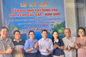 Đại diện các đơn vị tài trợ và lãnh đạo xã Châu Thới tại buổi lễ ký kết tài trợ xây dựng cầu nông thôn. (Ảnh: VĂN MẪN)