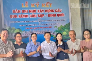 Đại diện các đơn vị tài trợ và lãnh đạo xã Châu Thới tại buổi lễ ký kết tài trợ xây dựng cầu nông thôn. (Ảnh: VĂN MẪN)