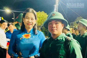 Đồng chí Tô Việt Thu - Thường vụ Tỉnh ủy Cà Mau, Bí thư Đảng ủy phường Bạc Liêu trao tặng quà và lưu luyến tiễn đưa thanh niên của phường lên đường làm nghĩa vụ quân sự năm 2026. (Ảnh HỒNG THƠ)